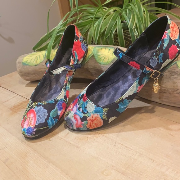 Iron Fist Flats with Gold Buckle and Skull Charm - Picture 1 of 15